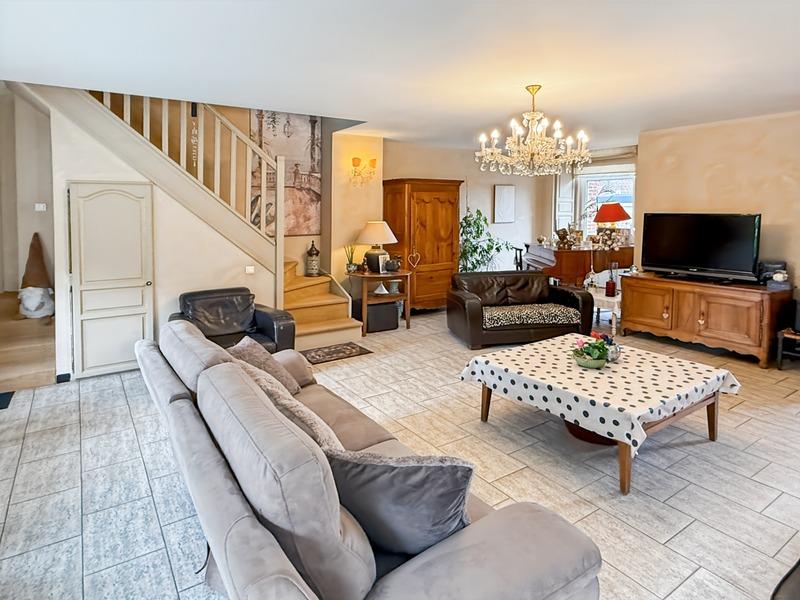 Maison - 650 m² - 8 pièces