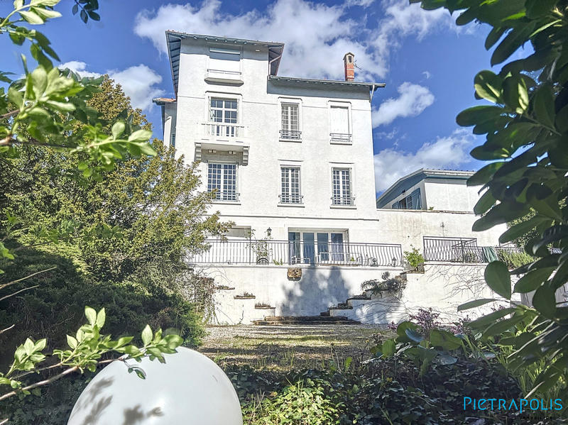 Maison - 300 m² - 8 pièces