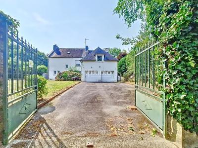 Maison - 213 m² - 9 pièces