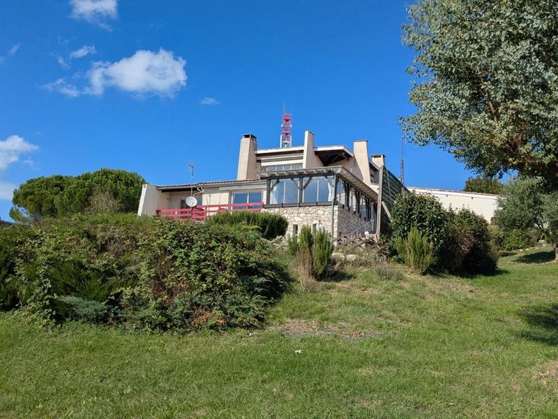Maison - 330 m² - 8 pièces