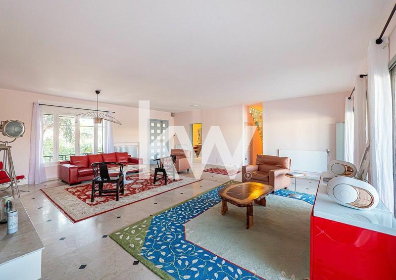 Maison - 400 m² - 12 pièces