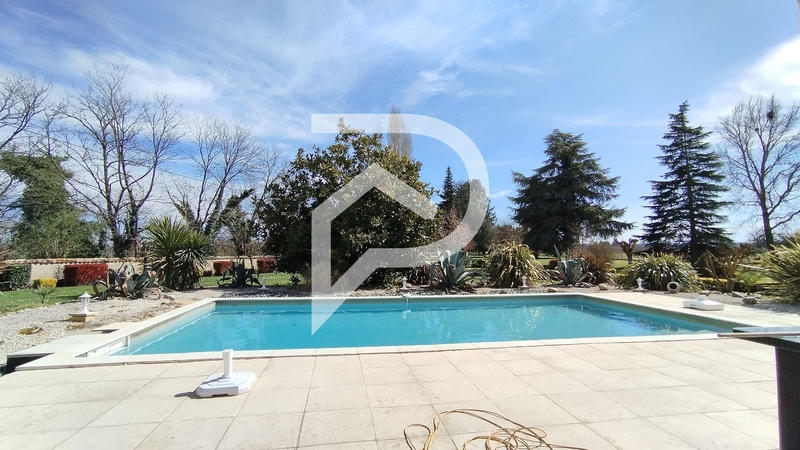 Maison - 650 m² - 17 pièces