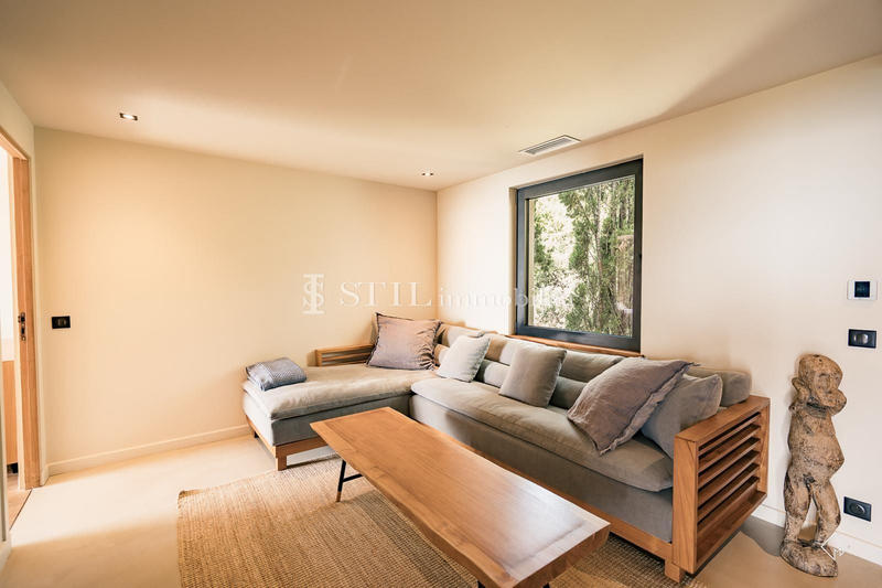 Villa - 347 m² - 9 pièces