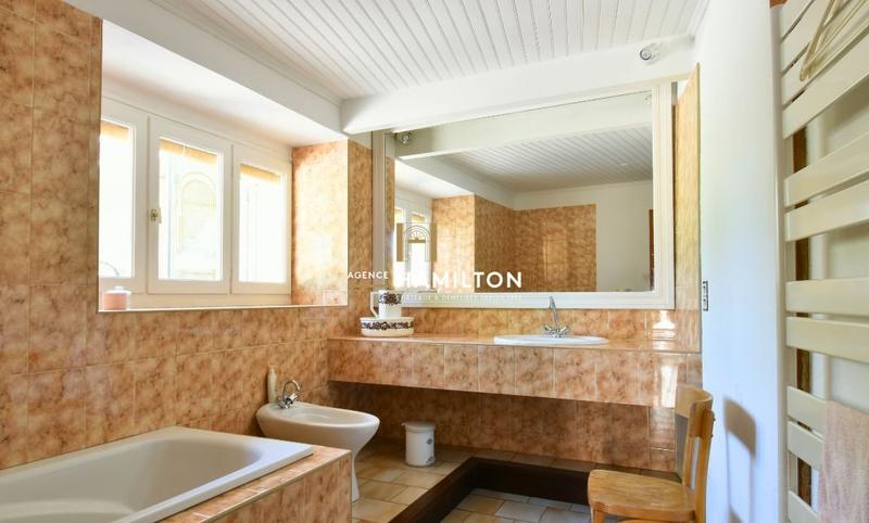 Propriété - 223 m² - 8 pièces