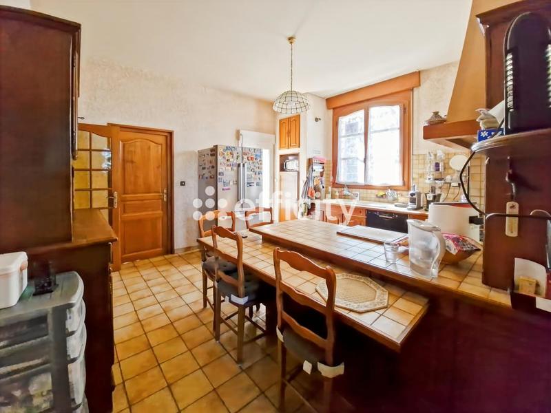 Maison - 245 m² - 11 pièces
