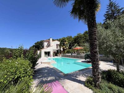 Maison - 220 m² - 7 pièces