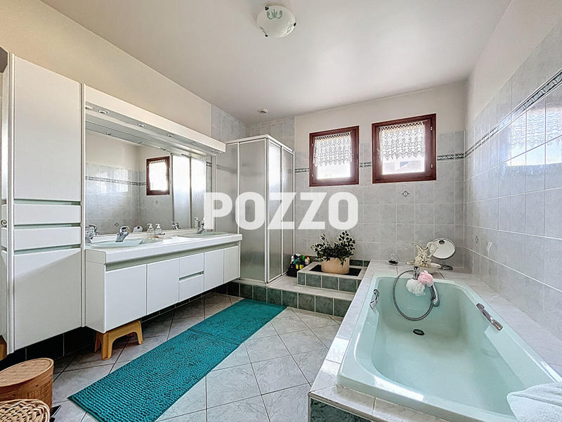 Maison - 302 m² - 9 pièces