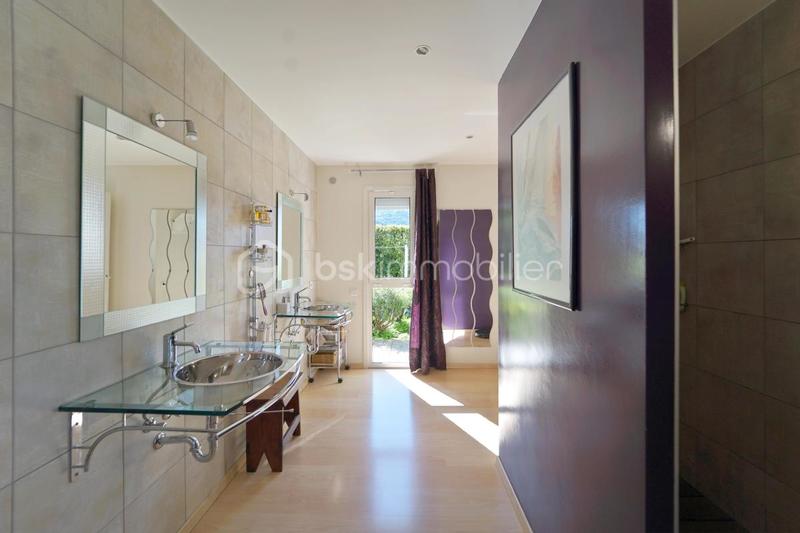 Demeure - 234 m² - 6 pièces