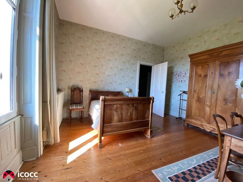 Maison - 222 m² - 9 pièces