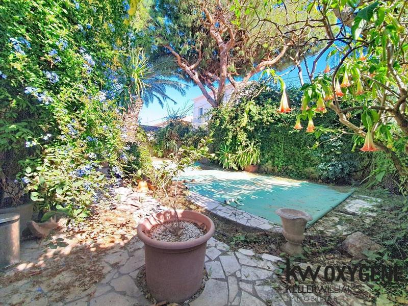 Maison - 223 m² - 9 pièces