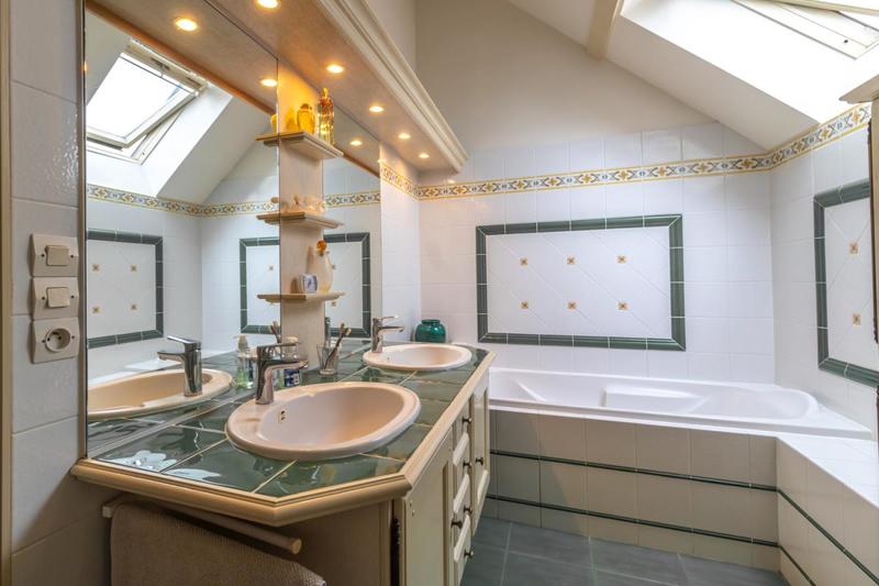 Maison - 233 m² - 9 pièces