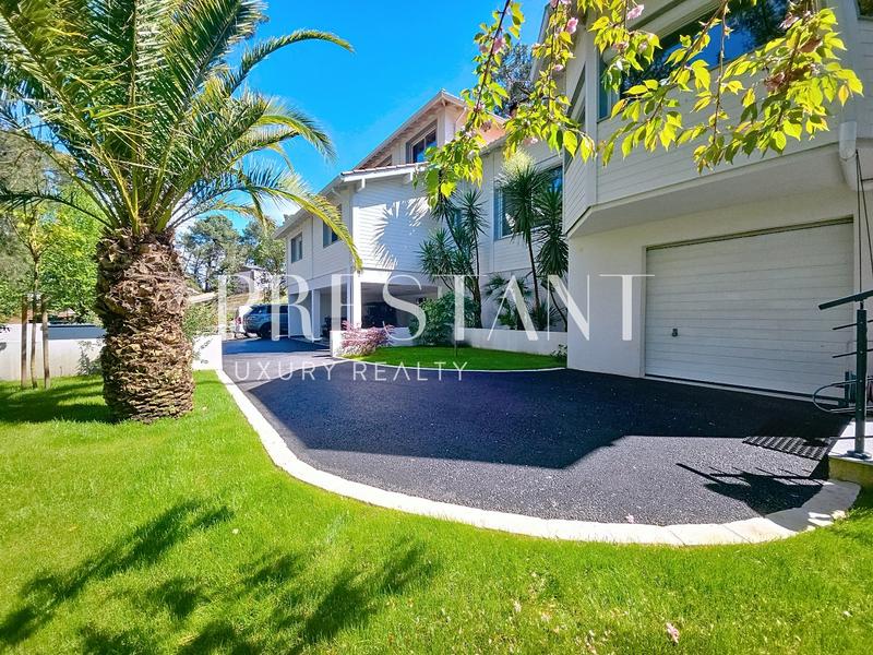 Maison - 260 m² - 10 pièces