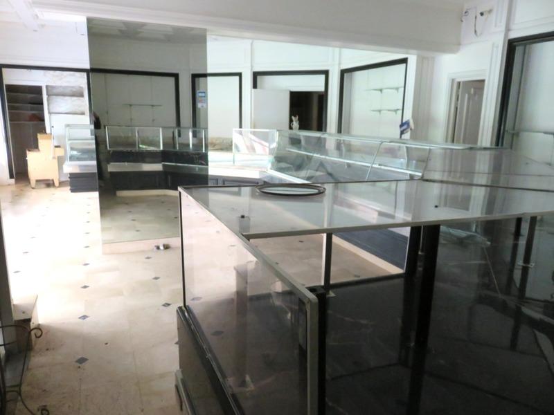 Local commercial - 186 m² - 5 pièces