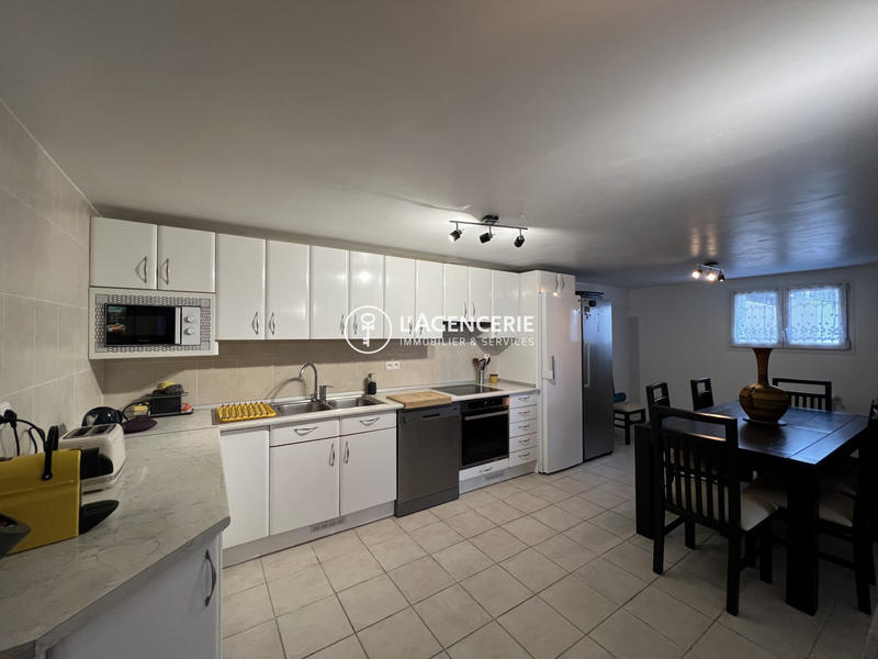 Maison - 250 m² - 8 pièces