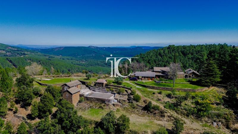 Mas - 244 m² - 13 pièces