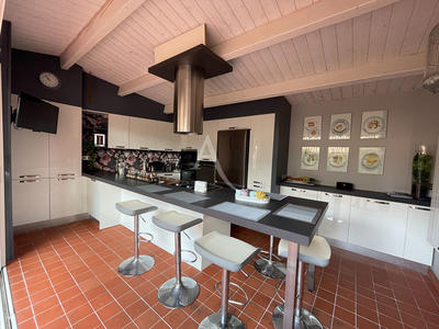 Maison - 220 m² - 12 pièces