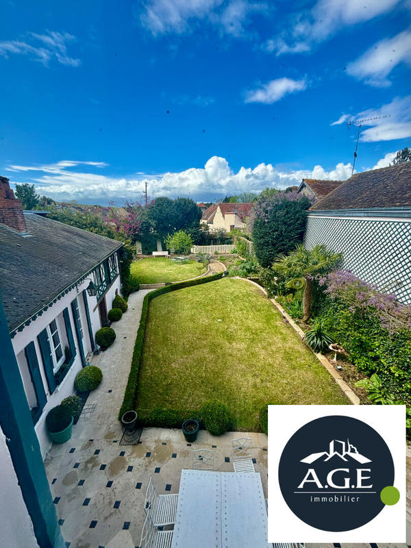 Maison - 270 m² - 9 pièces