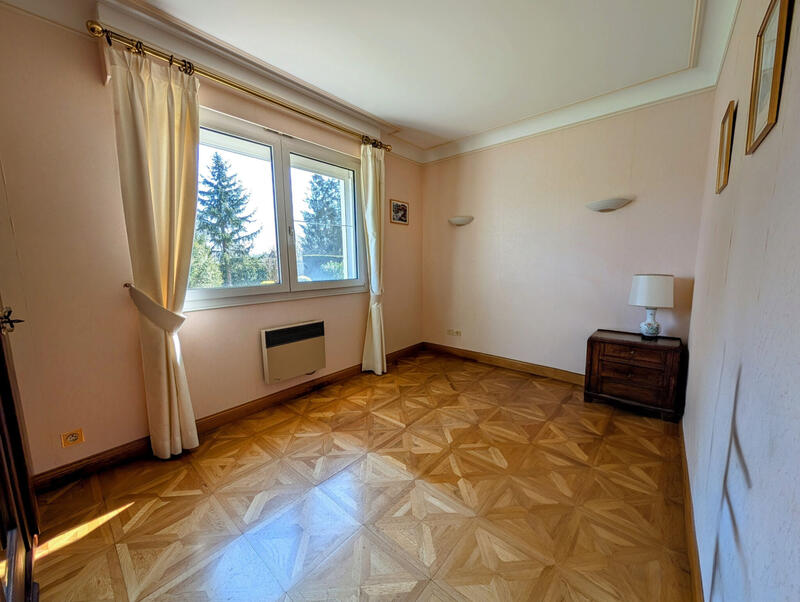 Maison - 230 m² - 8 pièces