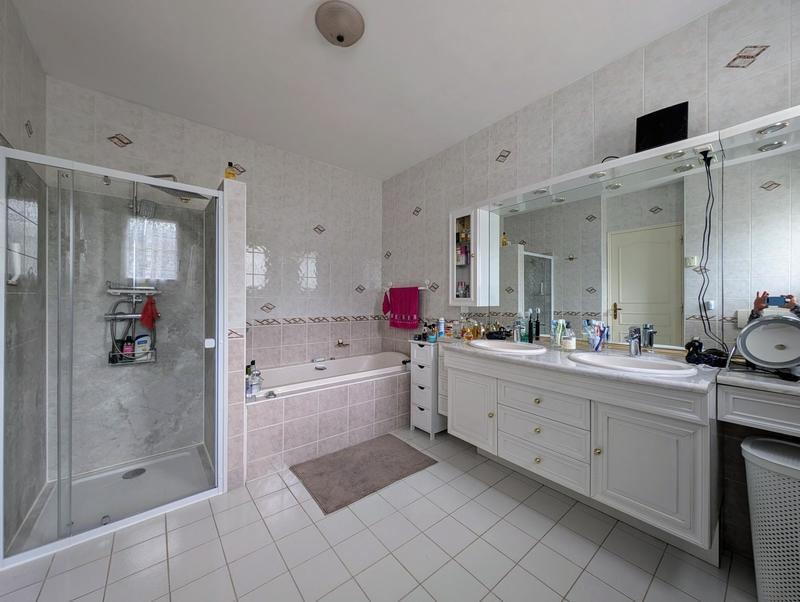 Propriété - 238 m² - 8 pièces