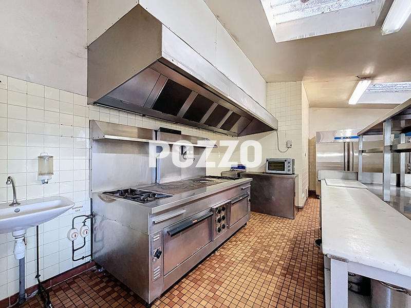 Maison - 588 m² - 10 pièces