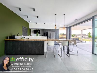 Maison - 245 m² - 7 pièces