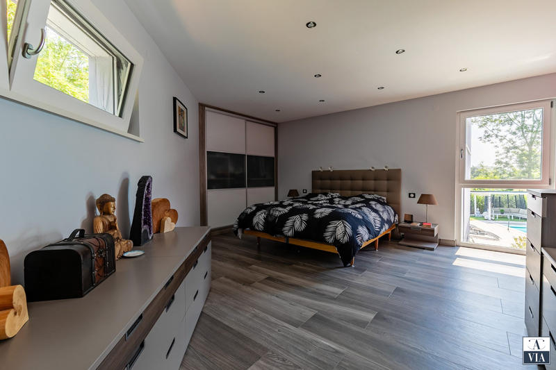 Maison - 235 m² - 8 pièces