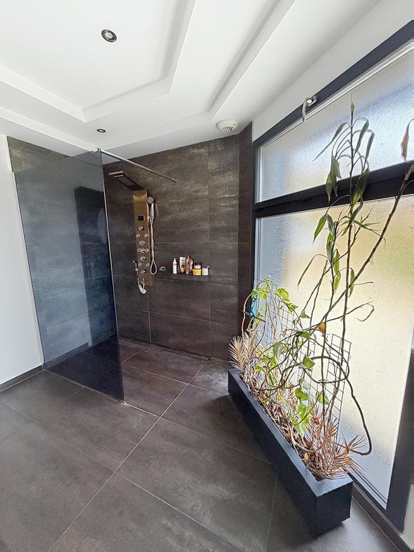 Maison - 217 m² - 8 pièces