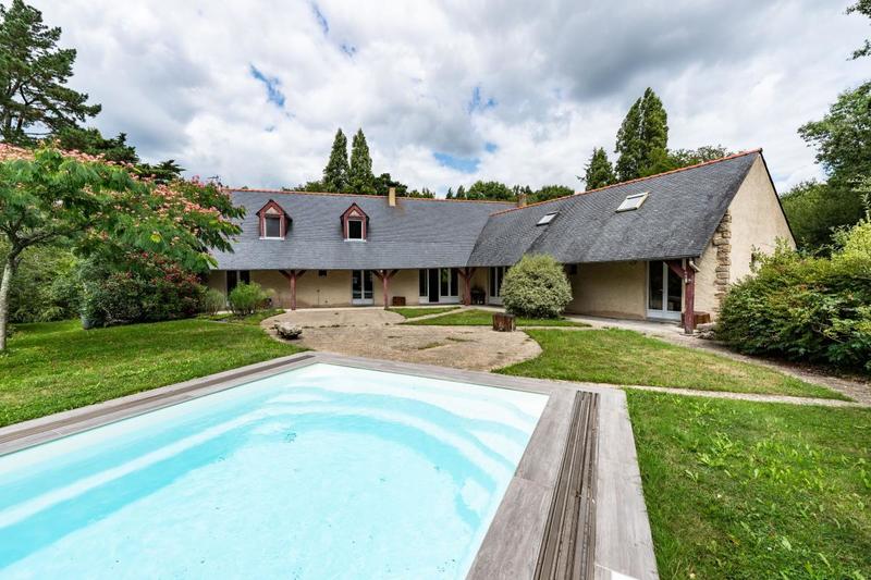 Propriété - 227 m² - 6 pièces