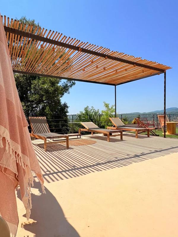 Maison - 240 m² - 8 pièces