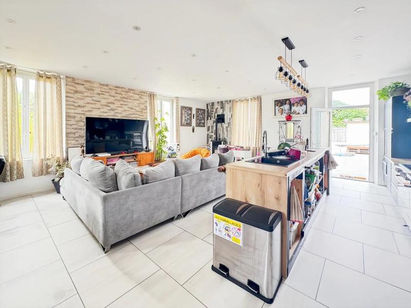 Maison - 235 m² - 10 pièces