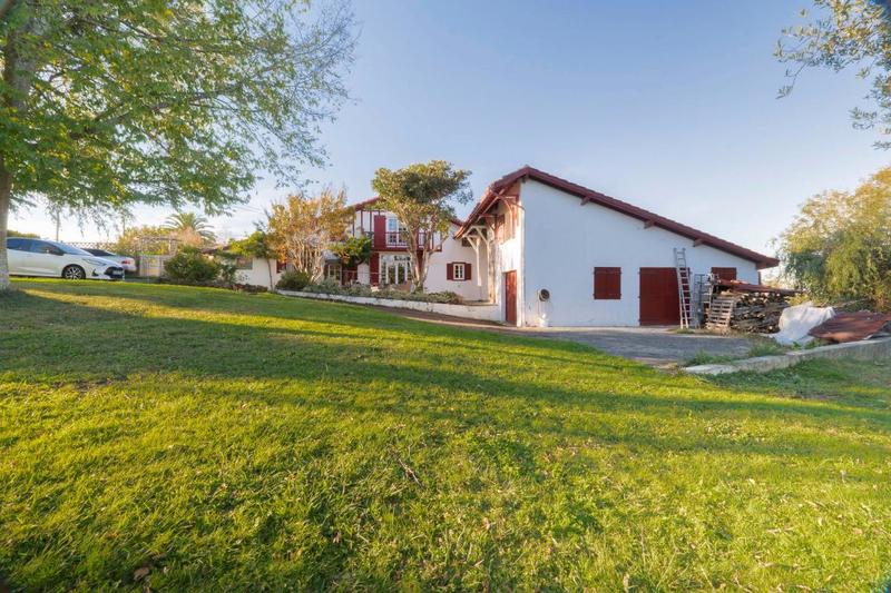 Maison - 235 m² - 5 pièces