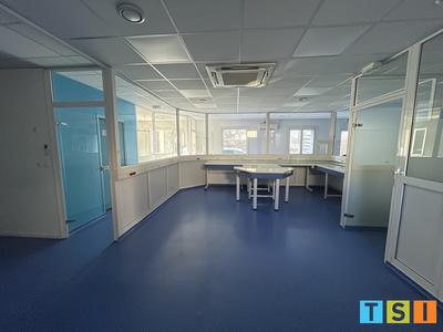 Local d'activités - 200 m² - 4 pièces