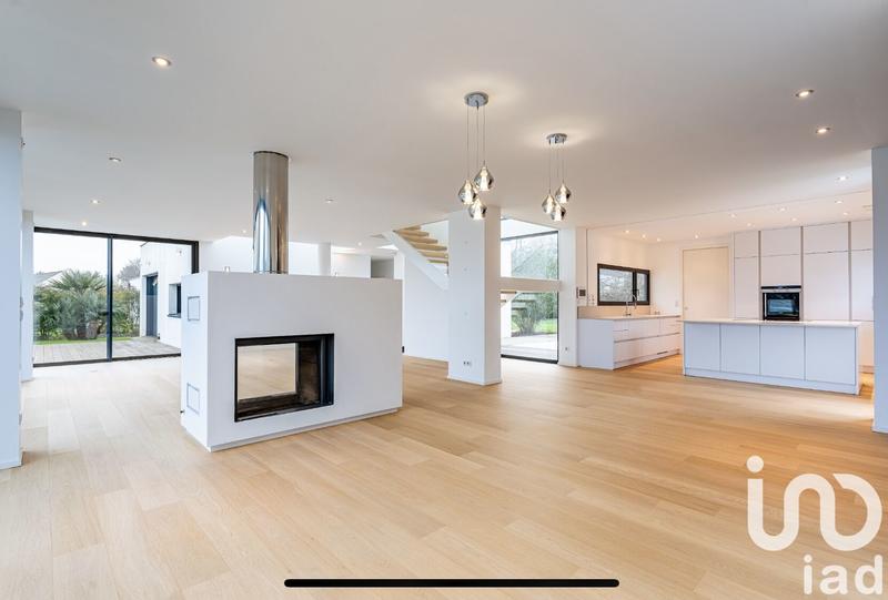 Maison - 240 m² - 8 pièces