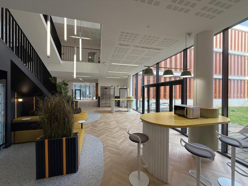 Bureau - 437 m² - 1 pièce