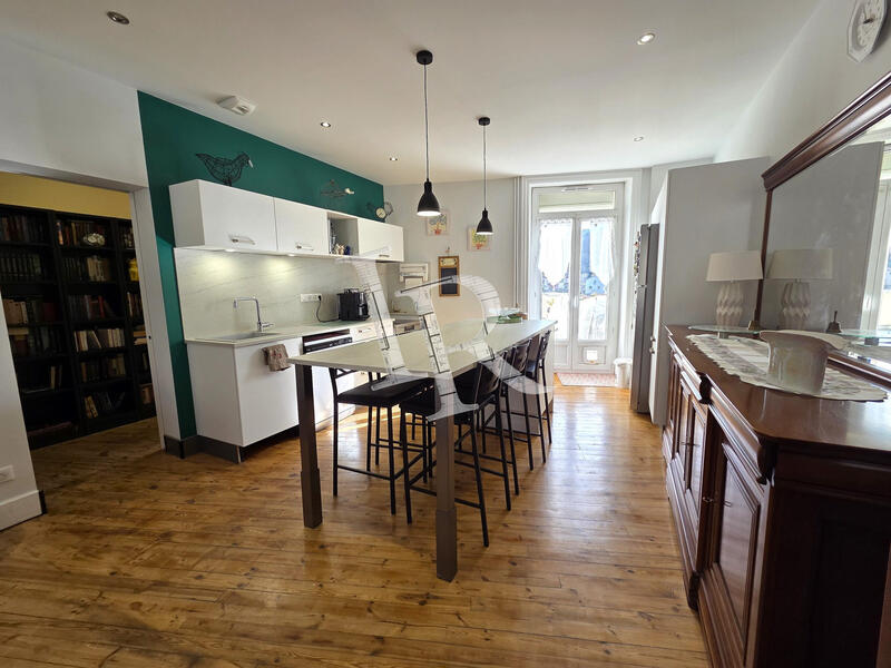 Maison - 303 m² - 9 pièces