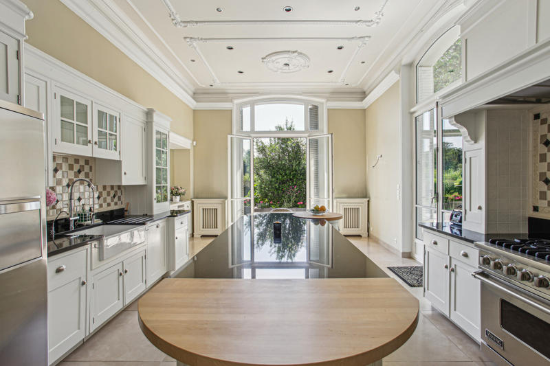 Maison - 425 m² - 11 pièces