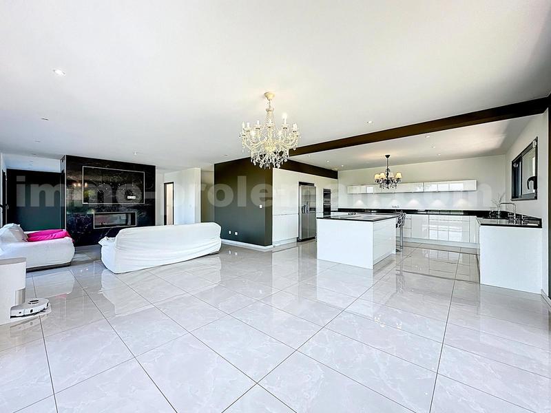 Maison - 280 m² - 8 pièces