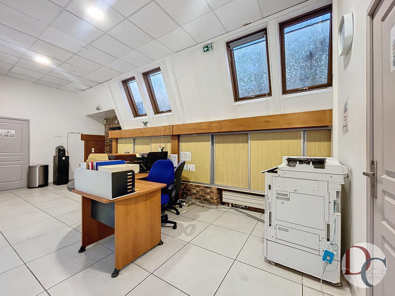 Local commercial - 210 m² - 9 pièces