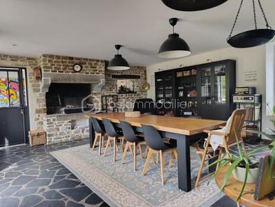 Maison - 242 m² - 10 pièces