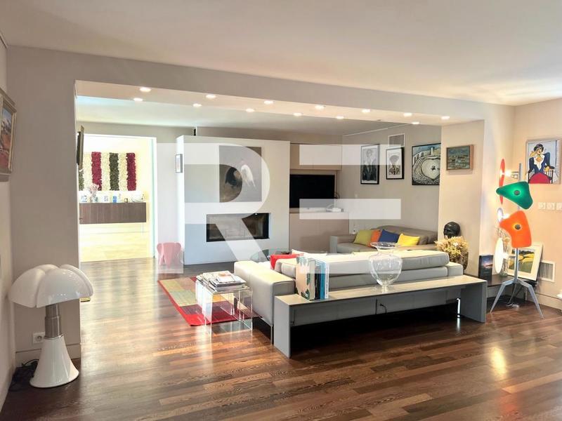 Maison - 350 m² - 12 pièces