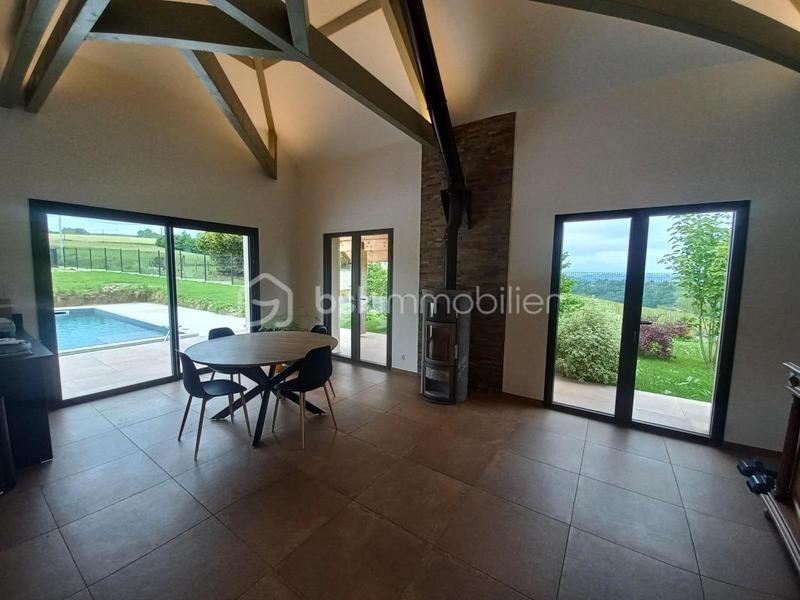 Maison traditionnelle - 220 m² - 8 pièces