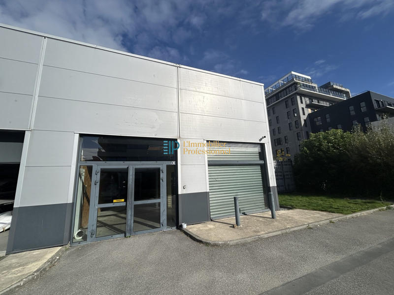 Local d'activités - 304 m²