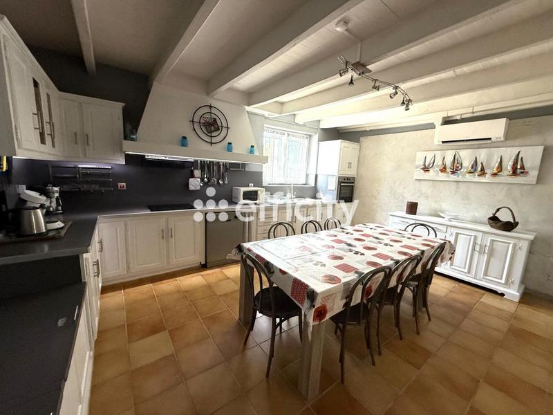 Maison - 325 m² - 13 pièces