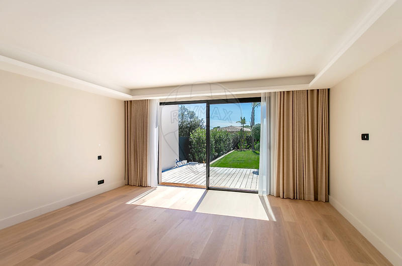 Maison - 280 m² - 8 pièces