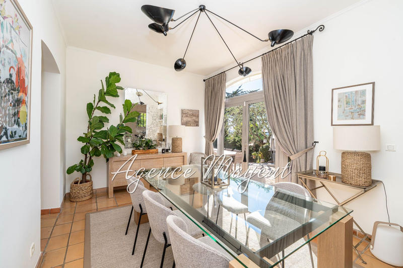 Maison - 220 m² - 5 pièces