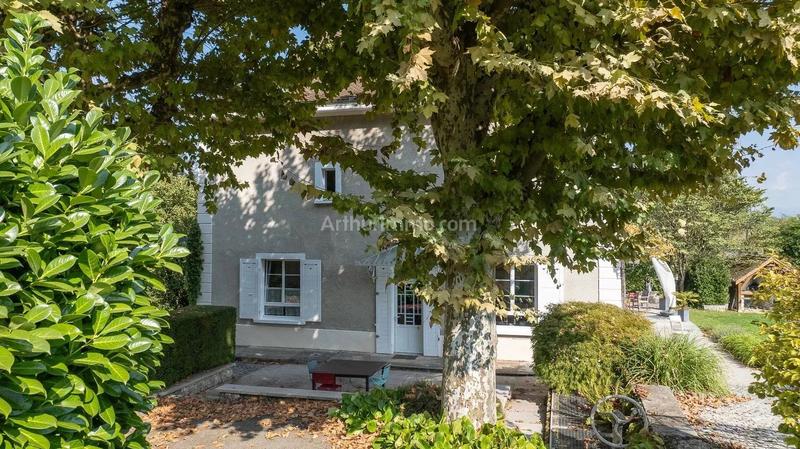 Maison - 241 m² - 10 pièces