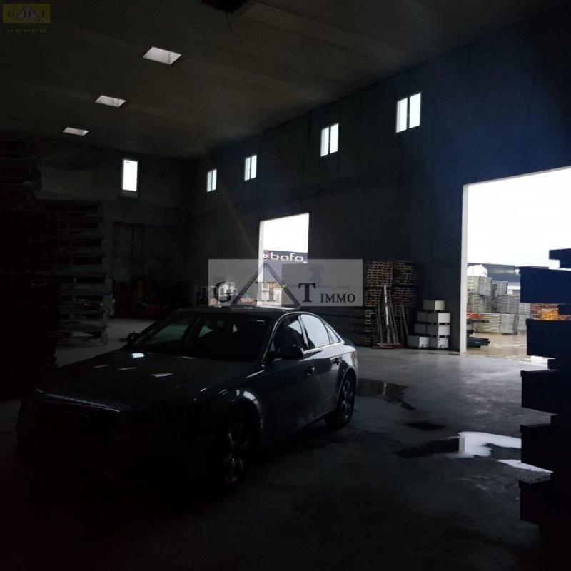 Entrepôt - 1 050 m²