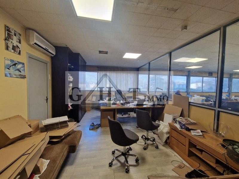 Entrepôt - 1 875 m²