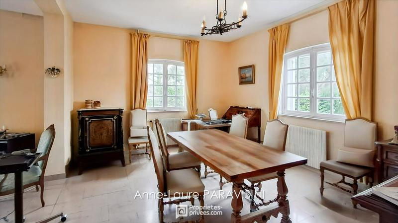 Maison - 267 m² - 10 pièces