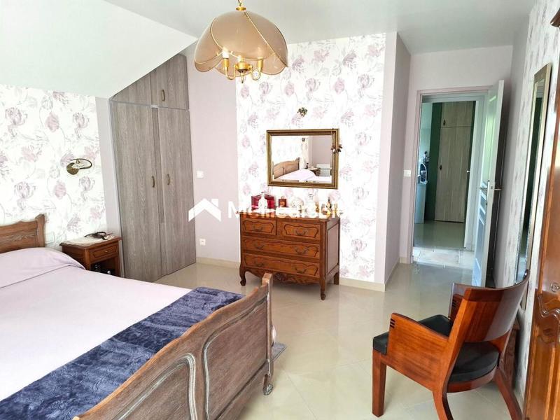 Maison traditionnelle - 186 m² - 8 pièces